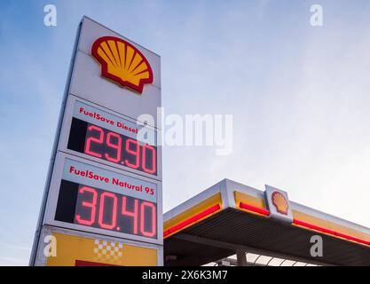 OSTRAVA, TSCHECHISCHE REPUBLIK - 31. JANUAR 2018. Shell-Tankstelle mit einem Anzeigetafel am späten Nachmittag mit dem blauen Himmel in Ostrava, Tschechische Republik Stockfoto