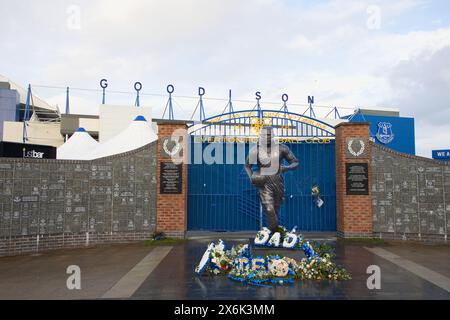 England, Liverpool - 29. Dezember 2023: Bronzestatue von Dixie Dean, dem bisher größten Torschütze des Everton FC, vor Goodison Park. Stockfoto