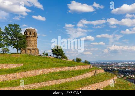 Weingut im Goldenen Wagen. Der Bismarckturm in Radebeul, auch bekannt als Bismarcksäule, ist einer von rund 145 Bismarcktürmen, die noch heute in Radebeul sind Stockfoto