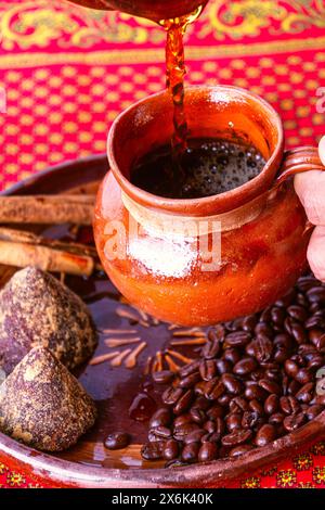 Ein köstlicher heißer Kaffee in einem Tontopf, zubereitet mit Zimt und Piloncillo. Stockfoto