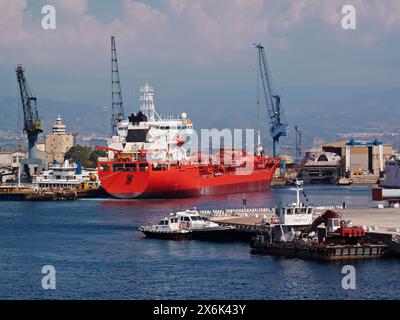 Italien, Sizilien, Messina Hafen, Öltank Stockfoto