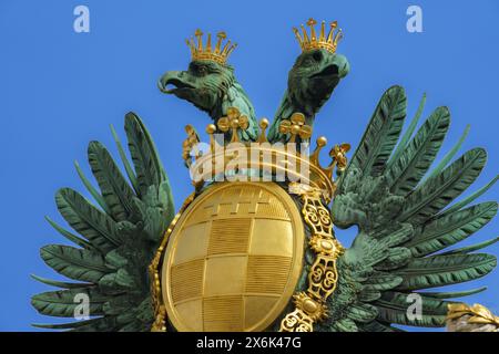 Zweiköpfige Adlerskulptur auf dem Wappen des Heiligen Römischen Reiches auf dem Dach des Palais Pallavicini (ehemals Palais Fries), entworfen von J Stockfoto