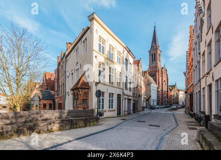 Enge Straße im Stadtzentrum von Brügge, Belgien. Stockfoto