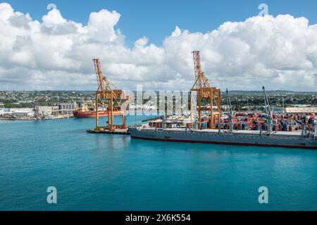 Blick auf den Hafen von Bridgetown mit Frachtschiff Barbados. Stockfoto