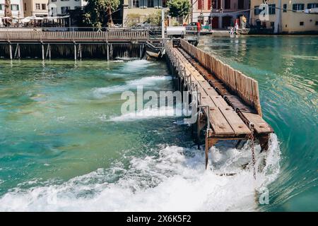 Nadeldamm in der Reuss in Luzern, Schweiz. Ein Nadeldamm ist ein Wehr, das den Wasserstand oder die Strömung eines Flusses durch die Verwendung von dünnen Nee aufrecht erhalten soll Stockfoto