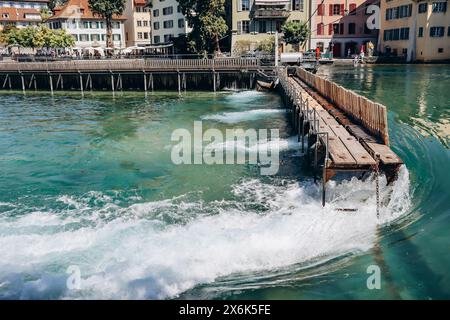 Nadeldamm in der Reuss in Luzern, Schweiz. Ein Nadeldamm ist ein Wehr, das den Wasserstand oder die Strömung eines Flusses durch die Verwendung von dünnen Nee aufrecht erhalten soll Stockfoto