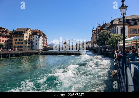 Nadeldamm in der Reuss in Luzern, Schweiz. Ein Nadeldamm ist ein Wehr, das den Wasserstand oder die Strömung eines Flusses durch die Verwendung von dünnen Nee aufrecht erhalten soll Stockfoto