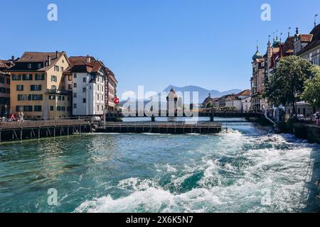 Nadeldamm in der Reuss in Luzern, Schweiz. Ein Nadeldamm ist ein Wehr, das den Wasserstand oder die Strömung eines Flusses durch die Verwendung von dünnen Nee aufrecht erhalten soll Stockfoto