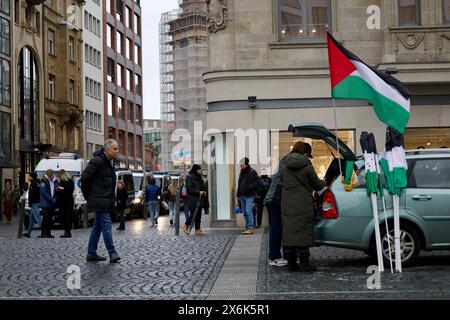 Frankfurt am Main, Deutschland, 23. Dezember 2023, am Samstag versammelten sich Hunderte von Menschen in Frankfurt zu einer pro-palästinensischen Demonstration, die die Stadt hatte Stockfoto