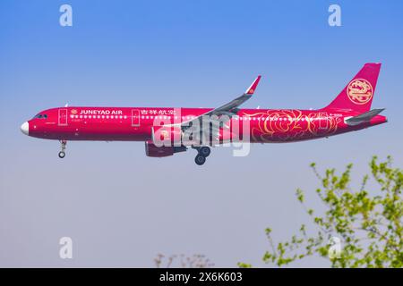 Shanghai, 9. April 2024: Flugzeug des Juneyao Airbus A321 am Flughafen Chengdu Tianfu Stockfoto