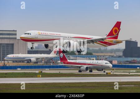 Chengdu, 9. April 2024: Airbus A320 von Chengdu Airlines am Flughafen Chengdu Tianfu in China Stockfoto