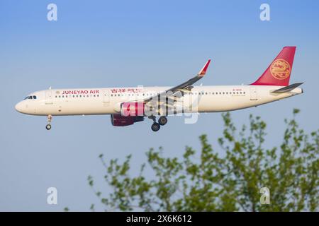 Shanghai, 9. April 2024: Flugzeug des Juneyao Airbus A321 am Flughafen Chengdu Tianfu Stockfoto