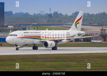 Chengdu, 9. April 2024: Tibet Airliner Airbus A320 am Flughafen Chengdu Tianfu Stockfoto