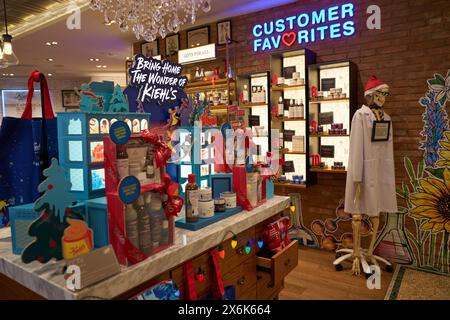 HONGKONG, CHINA - 04. DEZEMBER 2023: Kosmetikprodukte werden im Kiehl's Store im Einkaufszentrum New Town Plaza ausgestellt. Stockfoto