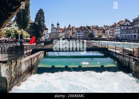 Nadeldamm in der Reuss in Luzern, Schweiz. Ein Nadeldamm ist ein Wehr, das den Wasserstand oder die Strömung eines Flusses durch die Verwendung von dünnen Nee aufrecht erhalten soll Stockfoto