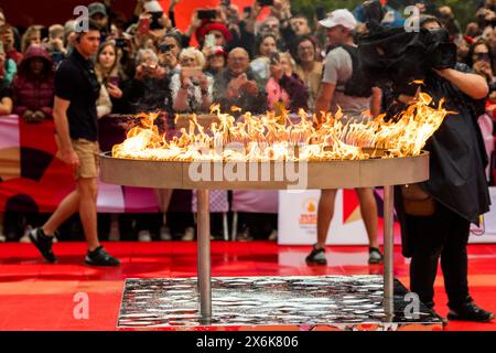 Frankreich. Mai 2024. © PHOTOPQR/L'INDEPENDENT/Nicolas Parent ; ; 15/05/2024 ; Etape 7 du Relais de la flamme olympique, dans les Pyrénées-Orientales. Dernier Relay au palais des rois de Majorque, Fanny Horta, allume le chaudron olympique. Perpignan, Frankreich, 15. Mai 2024 Olympische Fackelstaffel. Quelle: MAXPPP/Alamy Live News Stockfoto