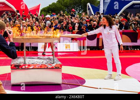 Frankreich. Mai 2024. © PHOTOPQR/L'INDEPENDENT/Nicolas Parent ; ; 15/05/2024 ; Etape 7 du Relais de la flamme olympique, dans les Pyrénées-Orientales. Dernier Relay au palais des rois de Majorque, Fanny Horta, allume le chaudron olympique. Perpignan, Frankreich, 15. Mai 2024 Olympische Fackelstaffel. Quelle: MAXPPP/Alamy Live News Stockfoto