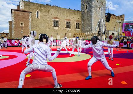 Frankreich. Mai 2024. © PHOTOPQR/L'INDEPENDENT/Nicolas Parent ; ; 15/05/2024 ; Etape 7 du Relais de la flamme olympique, dans les Pyrénées-Orientales. Dernier Relay au palais des rois de Majorque, Fanny Horta, allume le chaudron olympique. Perpignan, Frankreich, 15. Mai 2024 Olympische Fackelstaffel. Quelle: MAXPPP/Alamy Live News Stockfoto