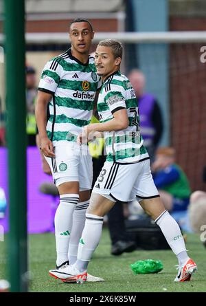 Celtic's Daizen Maeda (rechts) feiert das zweite Tor ihrer Mannschaft während des Cinch Premiership Matches im BBSP Stadium Rugby Park in Kilmarnock. Bilddatum: Mittwoch, 15. 2024. Stockfoto