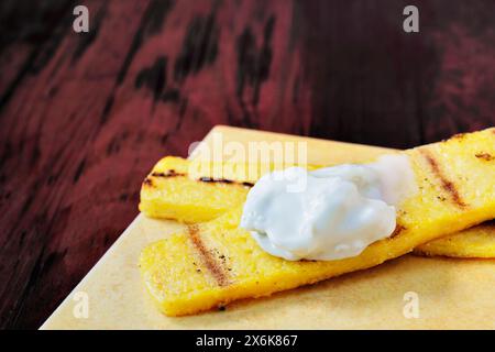 Gorgonzola-Käse auf gelber Polenta, italienisches Essen zum Essen Stockfoto