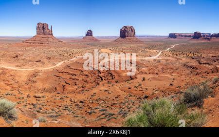 Panorama der Mittens und Merrick Buttes im Monument Valley, Arizona, USA am 21. April 2024 Stockfoto