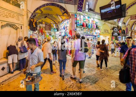 ISTANBUL, türkei - 18. August 2015: Innenraum des Großen Basars. Straßen der größten und ältesten überdachten Märkte der Welt. Stockfoto