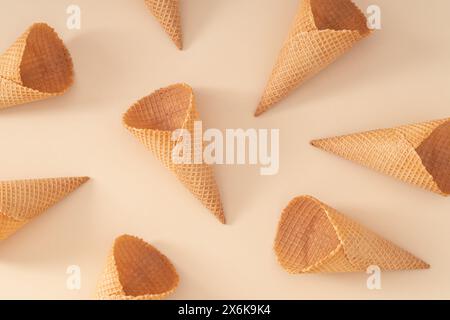 Musterkomposition aus Eiskegeln auf pastellfarbenem Rahmgrund. Kreatives Sommerkonzept. Minimales Layout. Sommerkost-Ästhetik. Flache Lagen. Stockfoto