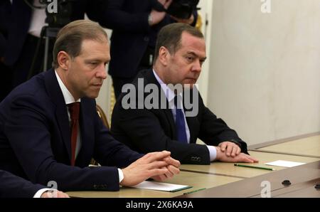 Moskau, Russland. Mai 2024. Der erste stellvertretende russische Ministerpräsident Denis Manturow, links, und der stellvertretende Vorsitzende des Sicherheitsrats, Dmitri Medwedew, warten auf die Ankunft des russischen Präsidenten Wladimir Putin, um am 15. Mai 2024 in Moskau, Russland, über den Fortschritt des militärischen Industriekomplexes im Kreml zu sprechen. Quelle: Vyacheslav Prokofyev/Kreml Pool/Alamy Live News Stockfoto