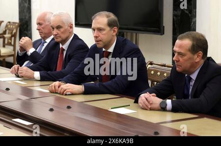 Moskau, Russland. Mai 2024. Von links sitzend: Sergej Chemezow, der CEO des Staatsunternehmens Rostec, der russische Verteidigungsminister Andrej Belousow, der erste stellvertretende Premierminister Denis Manturov und der stellvertretende Vorsitzende des Sicherheitsrats Dmitri Medwedew warten auf die Ankunft des russischen Präsidenten Wladimir Putin zu einem Treffen über den Fortschritt des militärischen Industriekomplexes im Kreml. 15. Mai 2024 in Moskau, Russland. Quelle: Vyacheslav Prokofyev/Kreml Pool/Alamy Live News Stockfoto