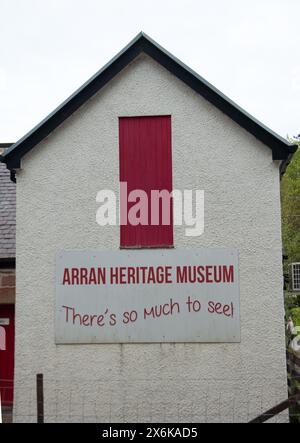 Arran Heritage Museum, Brodick, Isle of Arran, Schottland, Vereinigtes Königreich - mit Exponaten, die lokale Archäologie, Geologie, landwirtschaftliche Geräte, Landhaus aus dem 19. Jahrhundert zeigen Stockfoto