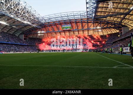 Posen, Polen. Mai 2024. Fans von Lech Poznan feiern im PKO BP Ekstraklasa-Spiel zwischen Lech Poznan und Legia Warszawa im Enea Stadium ein Tor. Endpunktzahl: Lech Poznan 1:2 Legia Warszawa. (Foto: Maciej Rogowski/SOPA Images/SIPA USA) Credit: SIPA USA/Alamy Live News Stockfoto