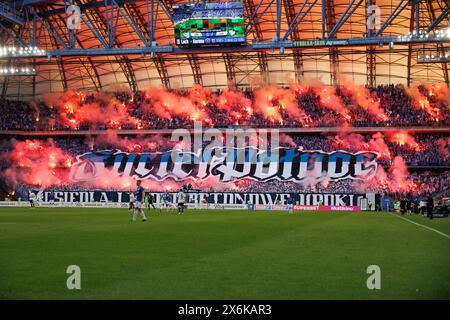 Posen, Polen. Mai 2024. Fans von Lech Poznan feiern im PKO BP Ekstraklasa-Spiel zwischen Lech Poznan und Legia Warszawa im Enea Stadium ein Tor. Endpunktzahl: Lech Poznan 1:2 Legia Warszawa. (Foto: Maciej Rogowski/SOPA Images/SIPA USA) Credit: SIPA USA/Alamy Live News Stockfoto