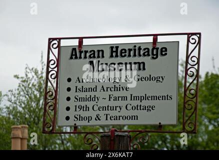 Hinweis für das Arran Heritage Museum, Brodick, Isle of Arran, Schottland, Großbritannien - mit Exponaten, die lokale Archäologie, Geologie, landwirtschaftliche Geräte und eine lokale Co. Zeigen Stockfoto