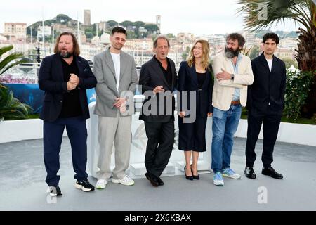 Manuel Guillot, Raphael Quenard, Vincent Lindon, Lea Seydoux, Quentin Dupieux und Louis Garrel posieren beim Fotoaufruf von „Le Deuxieme Act (der zweite Akt)“ während des 77. Filmfestivals in Cannes am 15. Mai 2024 im Palais des Festivals in Cannes, Frankreich. Stockfoto