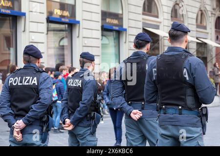 Florenz, Italien - 02. April 2019: Polizisten in Weste in der Nähe einer Kathedrale. Stockfoto