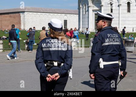 Pisa, Italien - März 31 2019: Zwei Offiziere der „Polizia Municipale“ überprüfen die Touristenmassen in der Nähe des Pisa-Turms. Stockfoto