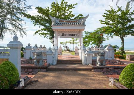 Songkhla, Thailand - 23. Juli 2007: Kleiner Schrein am Strand von Laem Samila zu Ehren der Katze und der Maus, die beiden Inseln hinter „Ko Nu“ und „Ko Maew“ Stockfoto