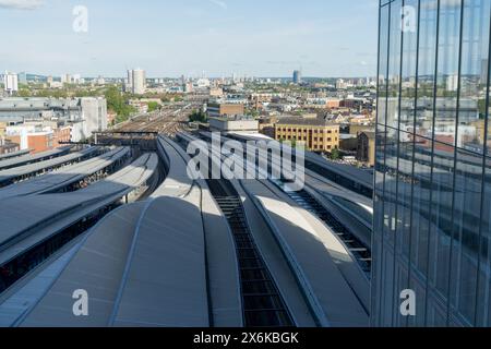 London, UK, 15. Mai 2024. Wetter in Großbritannien: Sonniger Tag mit blauem Himmel, verstreut mit weißen Wolken über der London Bridge Station, vom Shard Building aus gesehen, England. Quelle: Xiu Bao/Alamy Live News Stockfoto