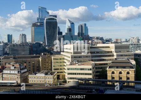 London, UK, 15. Mai 2024. Wetter in Großbritannien: Sonniger Tag mit blauem Himmel, verstreut mit weißen Wolken über der London Bridge Station, vom Shard Building aus gesehen, England. Quelle: Xiu Bao/Alamy Live News Stockfoto