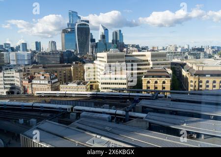 London, UK, 15. Mai 2024. Wetter in Großbritannien: Sonniger Tag mit blauem Himmel, verstreut mit weißen Wolken über der London Bridge Station, vom Shard Building aus gesehen, England. Quelle: Xiu Bao/Alamy Live News Stockfoto