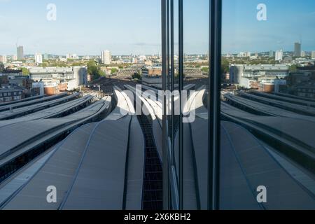 London, UK, 15. Mai 2024. Wetter in Großbritannien: Sonniger Tag mit blauem Himmel, verstreut mit weißen Wolken über der London Bridge Station, vom Shard Building aus gesehen, England. Quelle: Xiu Bao/Alamy Live News Stockfoto