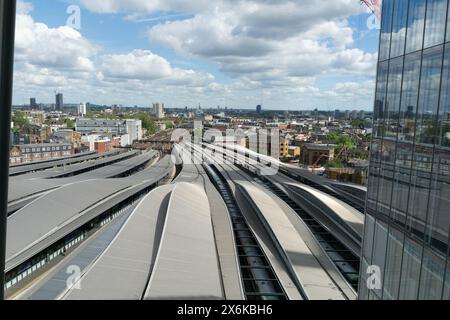 London, UK, 15. Mai 2024. Wetter in Großbritannien: Sonniger Tag mit blauem Himmel, verstreut mit weißen Wolken über der London Bridge Station, vom Shard Building aus gesehen, England. Quelle: Xiu Bao/Alamy Live News Stockfoto