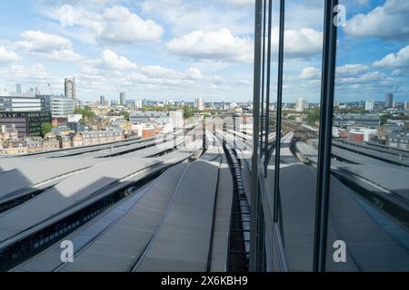 London, UK, 15. Mai 2024. Wetter in Großbritannien: Sonniger Tag mit blauem Himmel, verstreut mit weißen Wolken über der London Bridge Station, vom Shard Building aus gesehen, England. Quelle: Xiu Bao/Alamy Live News Stockfoto