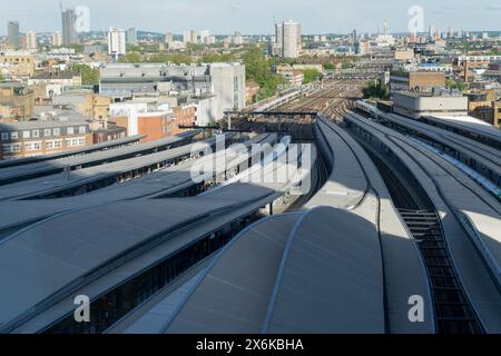 London, UK, 15. Mai 2024. Wetter in Großbritannien: Sonniger Tag mit blauem Himmel, verstreut mit weißen Wolken über der London Bridge Station, vom Shard Building aus gesehen, England. Quelle: Xiu Bao/Alamy Live News Stockfoto