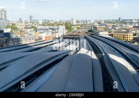 London, UK, 15. Mai 2024. Wetter in Großbritannien: Sonniger Tag mit blauem Himmel, verstreut mit weißen Wolken über der London Bridge Station, vom Shard Building aus gesehen, England. Quelle: Xiu Bao/Alamy Live News Stockfoto