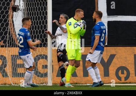 Posen, Polen. Mai 2024. Bartosz Mrozek aus Lech Posen feiert, nachdem er im PKO BP Ekstraklasa-Spiel zwischen Lech Poznan und Legia Warszawa im Enea-Stadion einen Elfmeter gespart hat. Endpunktzahl: Lech Poznan 1:2 Legia Warszawa. (Foto: Maciej Rogowski/SOPA Images/SIPA USA) Credit: SIPA USA/Alamy Live News Stockfoto