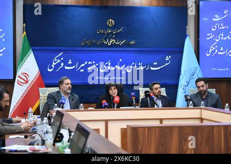 Teheran. Mai 2024. Das Foto vom 14. Mai 2024 zeigt eine Pressekonferenz zur Bekanntgabe der Veranstaltungen und Programme, die im Land während der National Cultural Heritage Week in Teheran, Iran, stattfinden werden. Der Iran erhöht die Bequemlichkeit chinesischer Besucher in einigen seiner Museen, nicht zuletzt indem er chinesische Versionen von Artefakten anbietet, sagte ein iranischer Museumsbeamter am Dienstag. Quelle: Shadati/Xinhua/Alamy Live News Stockfoto