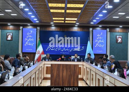 Teheran. Mai 2024. Das Foto vom 14. Mai 2024 zeigt eine Pressekonferenz zur Bekanntgabe der Veranstaltungen und Programme, die im Land während der National Cultural Heritage Week in Teheran, Iran, stattfinden werden. Der Iran erhöht die Bequemlichkeit chinesischer Besucher in einigen seiner Museen, nicht zuletzt indem er chinesische Versionen von Artefakten anbietet, sagte ein iranischer Museumsbeamter am Dienstag. Quelle: Shadati/Xinhua/Alamy Live News Stockfoto