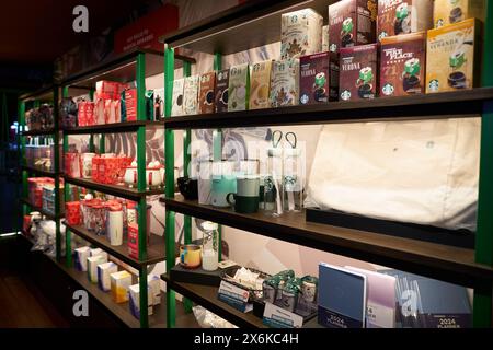 SINGAPUR - 06. NOVEMBER 2023: Waren werden im Starbucks Coffee in Singapur ausgestellt. Stockfoto