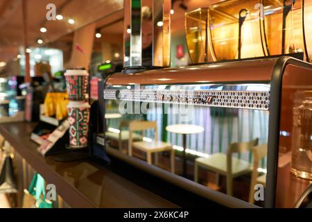 SINGAPUR - 06. NOVEMBER 2023: Nahaufnahme der Mastrena II Espressomaschine im Starbucks Coffee in Singapur. Stockfoto